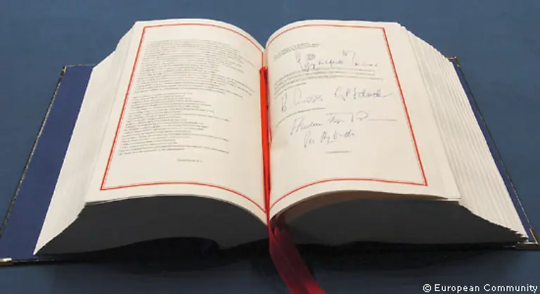 und-die-soll-ueber-die-Verfassung-erreicht-werden-Doch-es-ist-wie-immer-in-Europa-Vor-den-Erfolg-haben-die-Goetter-den-Streit-gesetzt-Die-urspruenglich-ausgehandelte-Verfassung-die-eigentlich-am-1-November-2006-in-Kraft-treten-sollte