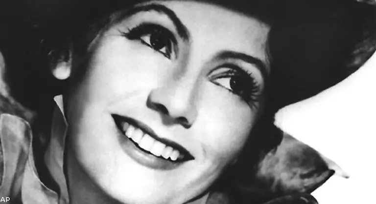 Die-Kritiker-ueberschlagen-sich-Denn-was-sie-in-der-Hauptrolle-der-Gloria-Mills-liefert-ist-eine-Persiflage-auf-Great-Garbo-die-eigentlich-fuer-diese-Rolle-engagiert-werden-sollte