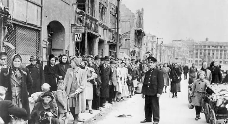 Als-sich-die-deutsche-Niederlage-immer-mehr-abzeichnet-und-auch-ihre-Berliner-Grunewald-Villa-bombardiert-wird-wird-es-Leander-allerdings-zu-ungemuetlich-in-Deutschland