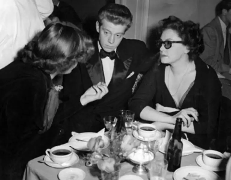 Sie-zieht-auf-ihr-Gut-Loenoe-ein-stattliches-Anwesen-mit-22-Zimmern-umgeben-von-Aeckern-Waeldern-und-Inseln