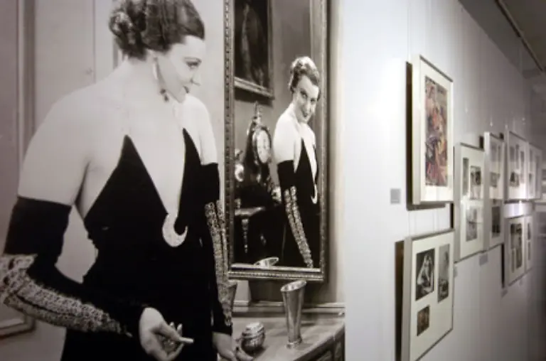 Nach-dem-Krieg-feiert-Leander-international-wieder-glaenzende-Buehnenerfolge-Sie-singt-weiterhin-ihre-Evergreens-auf-Konzerten-in-eigens-dafuer-geschriebenen-Musicals-und-in-Fernseh-Shows