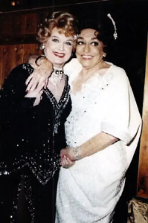 Wie-eine-Fahne-habe-sie-dies-vor-sich-hergetragen-schreibt-ihre-Biographin-Jutta-Jacobi-in-dem-Buch-Das-Leben-einer-Diva