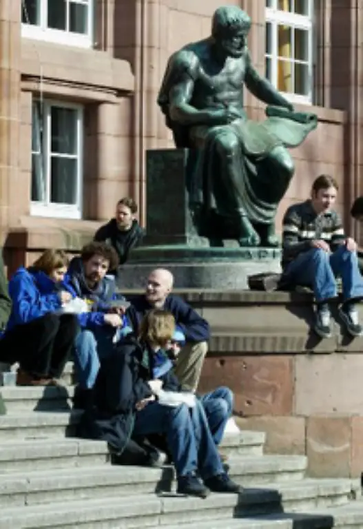 In-der-Antike-war-Wasser-in-der-von-Empedokles-eingefuehrten-und-dann-von-Aristoteles-vertretenen-Vier-Elemente-Lehre-neben-Feuer-Luft-und-Erde-eines-der-vier-Grundelemente