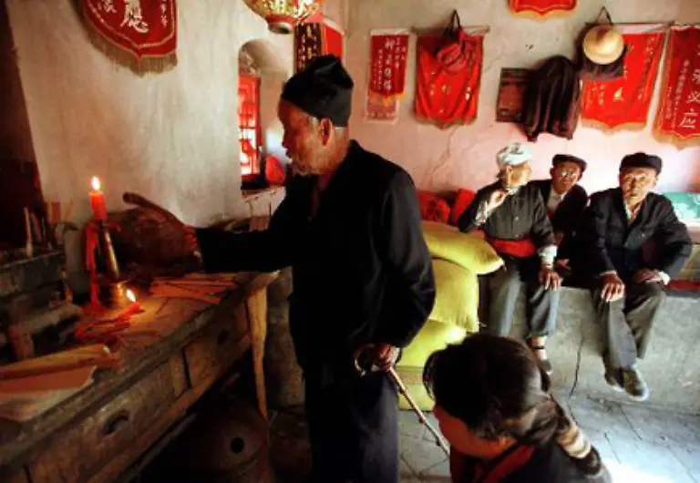 Ebenso-ist-Wasser-in-der-taoistischen-Fuenf-Elemente-Lehre-neben-Holz-Feuer-Erde-und-Metall-vertreten