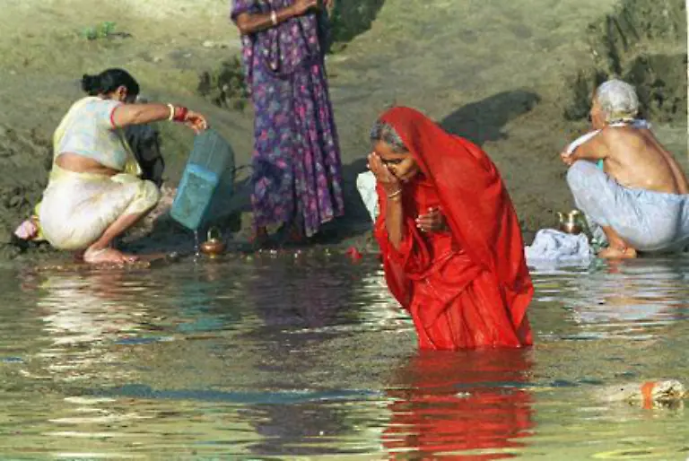 Die-reinigende-Kraft-des-Wassers-wird-nicht-nur-im-Hinduismus-beim-rituellen-Bad-im-Ganges-beschworen