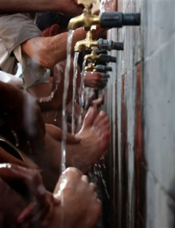 Im-Islam-gibt-es-rituelle-Gebetswaschungen-vor-dem-Betreten-einer-Moschee