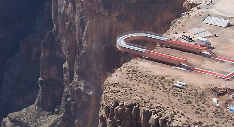 Die-hufeisenfoermige-Glasbruecke-ist-rund-1-200-Meter-ueber-der-Schlucht-befestigt-und-ragt-knapp-25-Meter-weit-ueber-deren-Rand-hinaus
