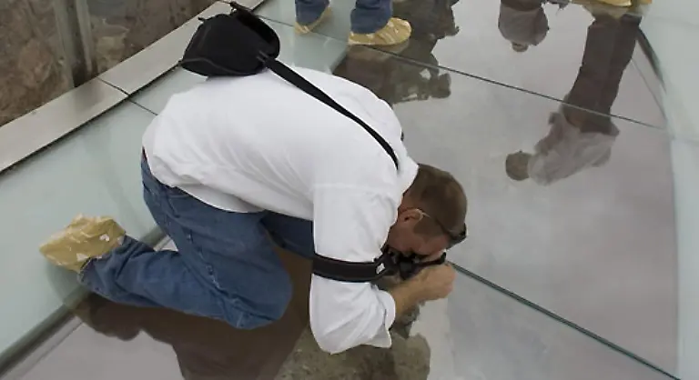 Firmen-aus-Berlin-und-Koeln-lieferten-das-Spezialglas-fuer-den-Boden-und-die-gebogene-Bruestung