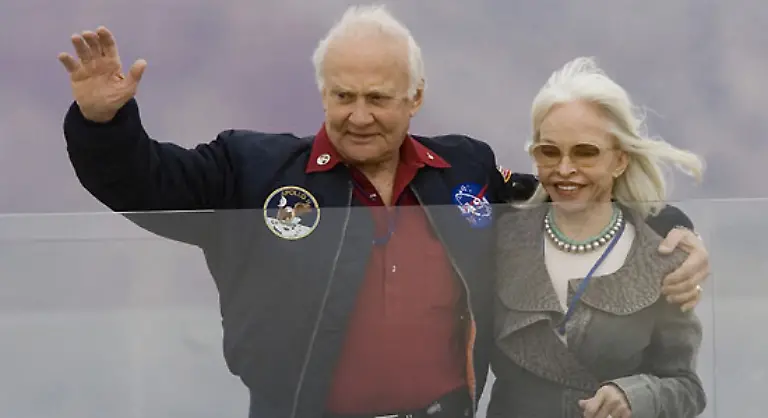 Erster-auf-der-Plattform-war-der-zweite-Mann-auf-dem-Mond-Buzz-Aldrin-Die-indianischen-Betreiber-hatten-den-frueheren-Astronauten-eigens-dafuer-eingeladen