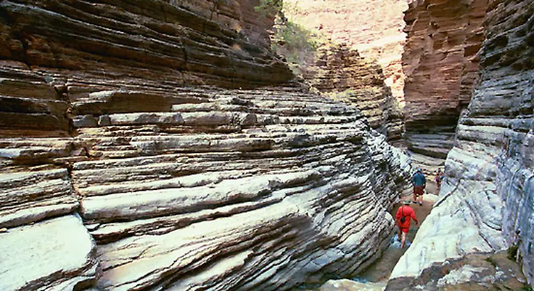 Ueber-Millionen-von-Jahren-hat-sich-der-Fluss-Colorado-ins-Gestein-des-Colorado-Plateaus-gegraben-und-dabei-aeltere-Sedimente-freigelegt