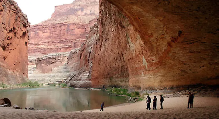 Der-Grand-Canyon-ist-zwischen-sechs-und-30-Kilometer-breit-und-bis-zu-1-800-Meter-tief