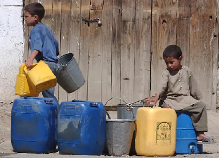 Doch-das-ist-teuer-Hier-kommt-die-Wirtschaft-ins-Spiel-Bereits-seit-mehreren-Jahren-beschaeftigen-sich-nicht-nur-Oekologen-sondern-auch-die-Wirtschaft-mit-dem-kuehlen-Nass