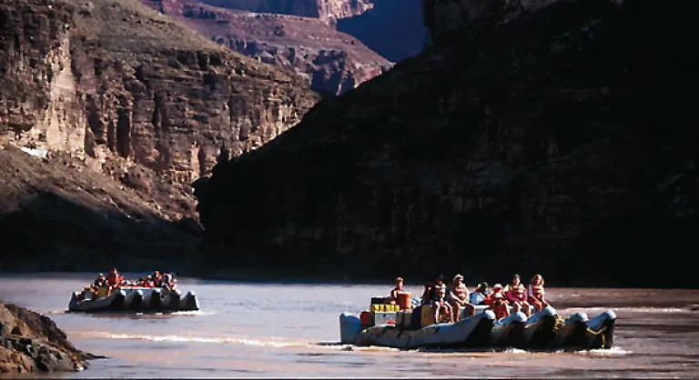 Waehrend-man-fuer-Uebernachtungen-innerhalb-des-Grand-Canyon-eine-Erlaubnis-beantragen-muss-sind-Tagestouren-ohne-weiteres-moeglich