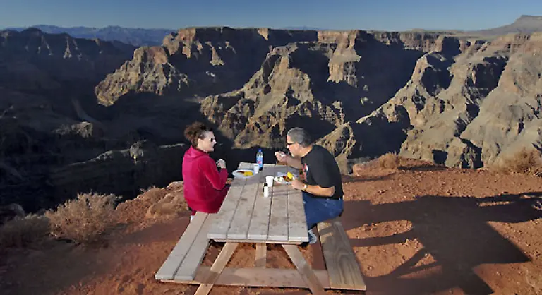 Einige-Stammesangehoerige-beklagen-indes-die-Entweihung-ihrer-Erde