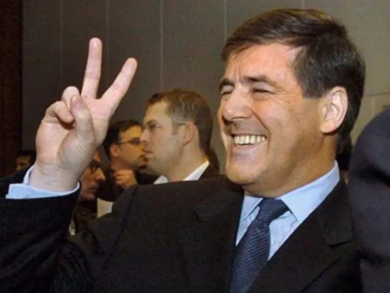 Das-Foto-von-Deutsche-Bank-Chef-Josef-Ackermann-der-vor-dem-Mannesmann-Prozess-2004-die-Hand-zum-Siegeszeichen-hebt
