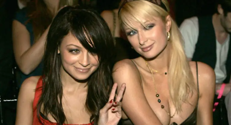 Auch-hier-brauchen-wir-die-Quellen-und-wir-brauchen-die-Autoren-Foto-Nicole-Richie-und-Paris-Hilton-mit-der-beliebtesten-Foto-Geste-dem-Victory-Zeichen