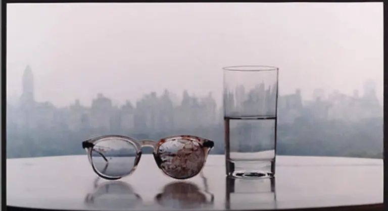 Ebenso-wichtig-sei-es-mit-kunsthistorischen-Methoden-die-Wirkung-auf-den-Betrachter-zu-ergruenden-Foto-Yoko-Ono-hat-John-Lennons-Brille-aufgenommen-nachdem-er-1980-vor-dem-Dakota-Building-in-New-York-umgebracht-wurde