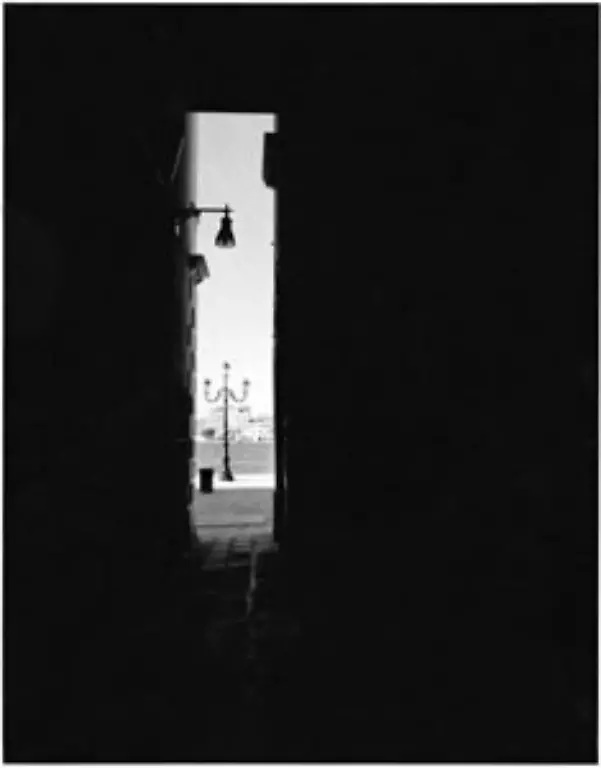 Fast-150-Bilder-von-Licht-und-Schatten-Wasser-und-Himmel-Plaetzen-und-einsamen-Menschen
