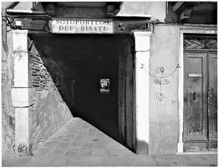 Je-tiefer-der-Blick-eintaucht-in-das-Spiel-von-Schatten-und-Licht