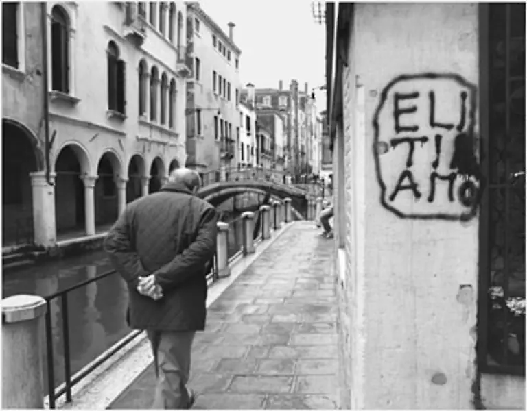 Der-Fotograf-raet-ebenso-wie-Elke-Heidenreich-in-ihrem-Vorwort-zum-Bildband-dazu-Venedig-alleine-zu-erleben