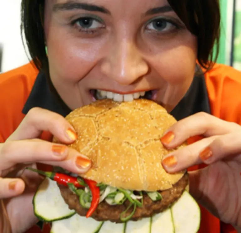 Indirekt-steckt-also-in-jedem-Burger-die-Arbeit-von-fleissigen-Bienen-Der-von-Bienen-erwirtschaftete-Wert-wird-von-Forschern-allein-fuer-die-USA-auf-rund-18-Mrd-US-Dollar-geschaetzt