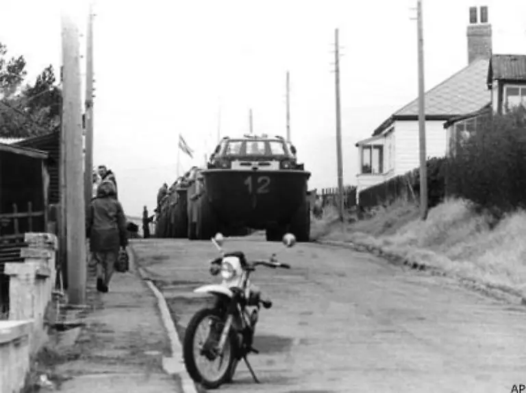 Am-2-April-1982-erhielten-Sir-Denis-und-der-Rest-der-Welt-Gelegenheit-eine-Bildungsluecke-zu-schliessen-Rund-5-000-argentinische-Soldaten-landeten-an-diesem-Tag-auf-den-Falklands-und-besetzten-die-die-Hauptstadt-Port-Stanley
