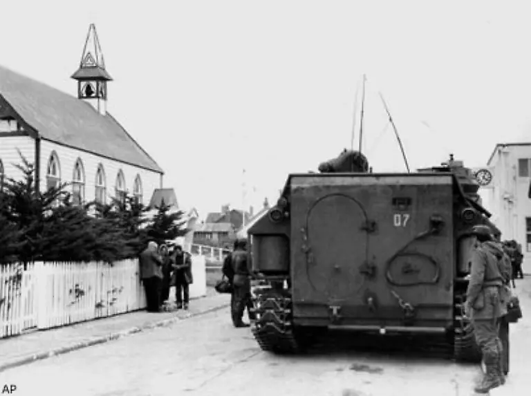 Auf-den-Falklands-ist-lediglich-eine-Mini-Armee-von-etwa-80-Mann-stationiert-Nach-kurzem-Kampf-kapitulieren-die-Briten