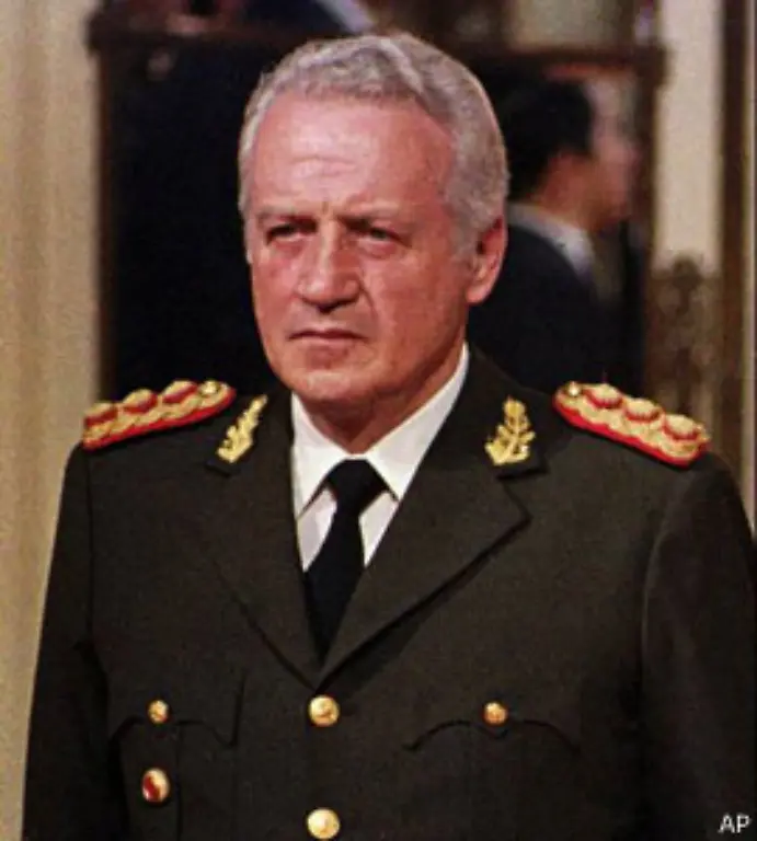 Der-Plan-scheint-zunaechst-aufzugehen-Hunderttausende-Argentinier-jubeln-in-Buenos-Aires-dem-Chef-der-Militaerjunta-General-Leopoldo-Fortunato-Galtieri-zu-Mit-einem-Schlag-sind-die-Verbrechen-der-Diktatur-und-die-Wirtschaftskrise-vergessen