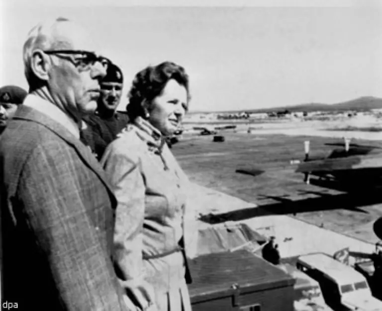 Doch-der-Reihe-nach-Am-3-April-fordert-der-UN-Sicherheitsrat-den-sofortigen-Abzug-Argentiniens-Drei-Tage-spaeter-setzt-die-britische-Premierministerin-Margaret-Thatcher-eine-Flotte-von-zunaechst-36-Kriegsschiffen-mit-5-000-Mann-in-Marsch