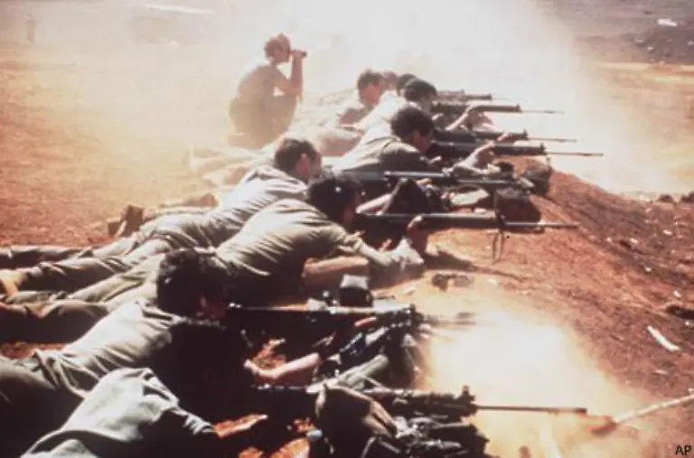 Am-1-Mai-landen-mehrere-Spezialeinheiten-auf-den-Falklands-Der-Flughafen-von-Port-Stanley-wird-bombardiert