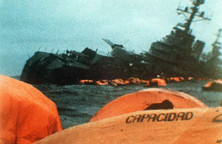 Am-2-Mai-wird-der-argentinische-Kreuzer-General-Belgrano-ausserhalb-einer-von-London-festgesetzten-200-Meilen-Zone-von-einem-britischen-Atom-U-Boot-versenkt-Dabei-kommen-323-Besatzungsmitglieder-ums-Leben