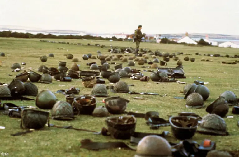 Am-28-Mai-erobern-britische-Fallschirmjaeger-die-Siedlung-Goose-Green-sowie-Port-Darwin-und-zwei-weitere-Ortschaften-Am-11-Juni-beginnen-die-Kaempfe-um-Port-Stanley