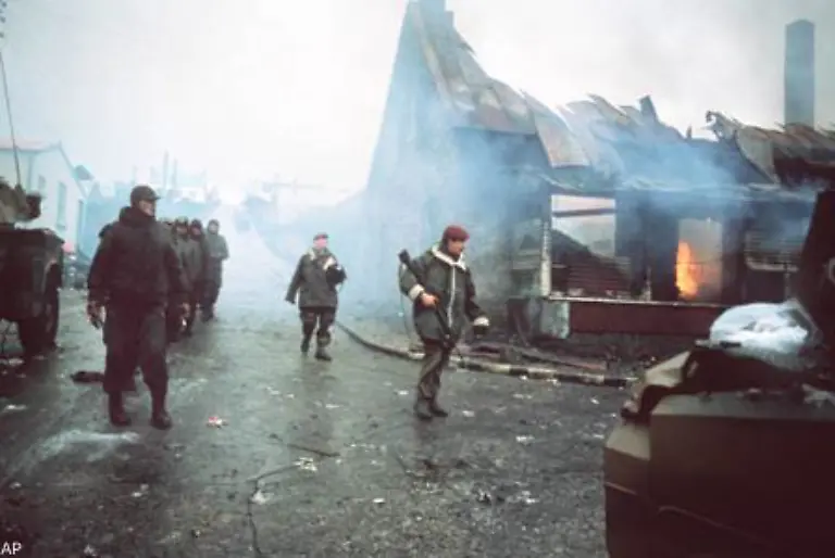 Drei-Tage-spaeter-74-Tage-nach-Beginn-der-Invasion-unterzeichnet-der-argentinische-General-Mario-Menendez-die-Kapitulationsurkunde