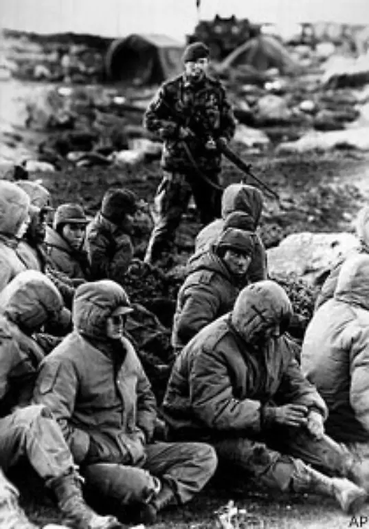 Die-argentinische-Militaerdiktatur-war-mit-der-Niederlage-am-Ende-1983-wird-Ral-Alfonsn-zum-Praesidenten-gewaehlt