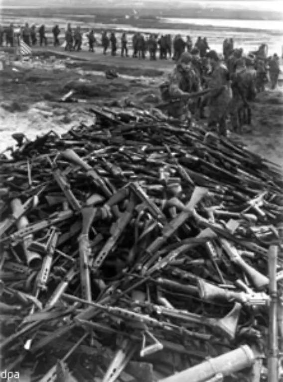 Drei-Jahre-spaeter-wandert-Ex-Diktator-Galtieri-ins-Gefaengnis-Wegen-Fehlern-im-Krieg-nicht-wegen-des-Kriegs-selbst-wird-er-zu-zwoelf-Jahren-Haft-verurteilt