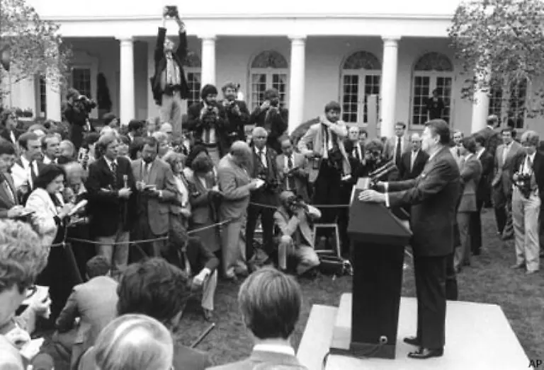 Fehler-konnte-man-der-Junta-tatsaechlich-vorwerfen-Die-Generaele-glaubten-ernsthaft-dass-US-Praesident-Ronald-Reagan-sich-aus-Dankbarkeit-fuer-argentinische-Hilfe-in-den-schmutzigen-Kriegen-Mittelamerikas-nun-auf-ihre-Seite-stellen-wuerde