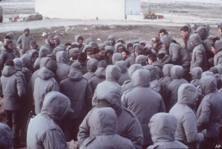 Schon-drei-Tage-nach-der-Besetzung-drohten-die-argentinischen-Soldaten-zu-verdursten-da-niemand-an-Anlagen-zur-Aufbereitung-von-Trinkwasser-gedacht-hatte-Dafuer-hatten-viele-Offiziere-Angelzeug-dabei-als-ob-sie-auf-einem-Ausflug-seien