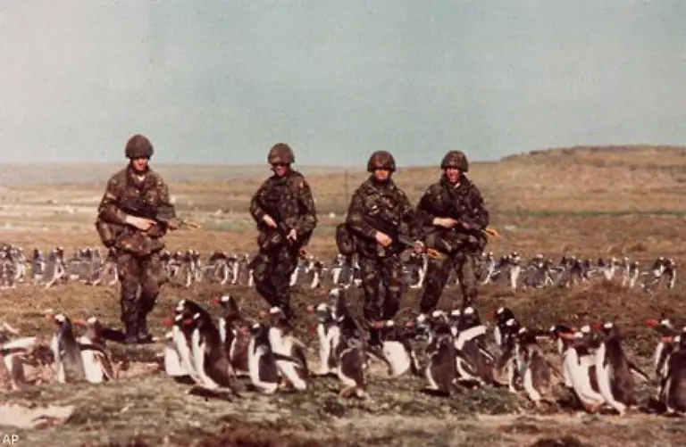 dazu-noch-1-700-Soldaten-und-Angestellte-der-britischen-Armee