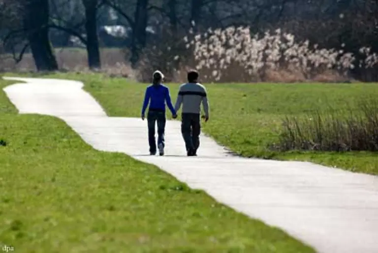 Statt-dessen-hilft-ein-Spaziergang-an-der-frischen-Luft-dem-Koerper-mit-der-neuen-Zeit-klar-zu-kommen