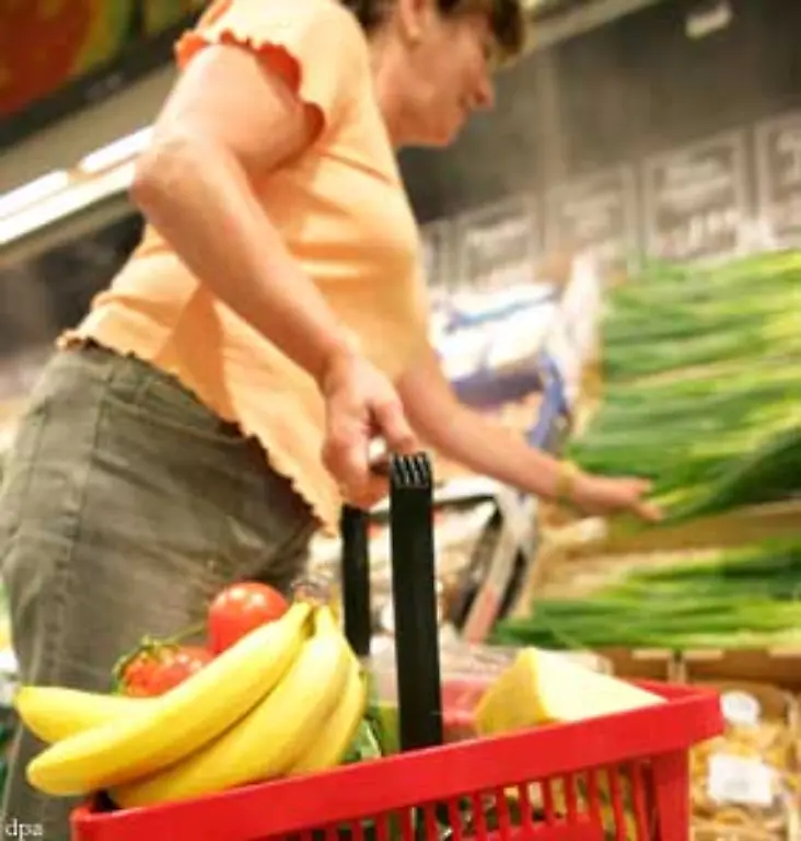 Dementsprechend-sollte-auch-bei-der-Ernaehrung-mehr-auf-frische-Zutaten-wie-Salat-und-Obst-geachtet-werden