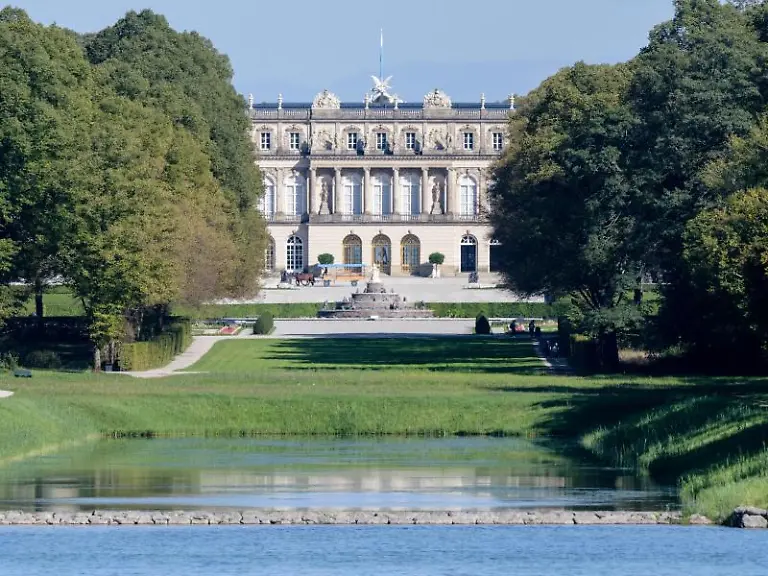 Das-Schloss-Herrenchiemsee-auf-der-Herreninsel-im-Chiemsee