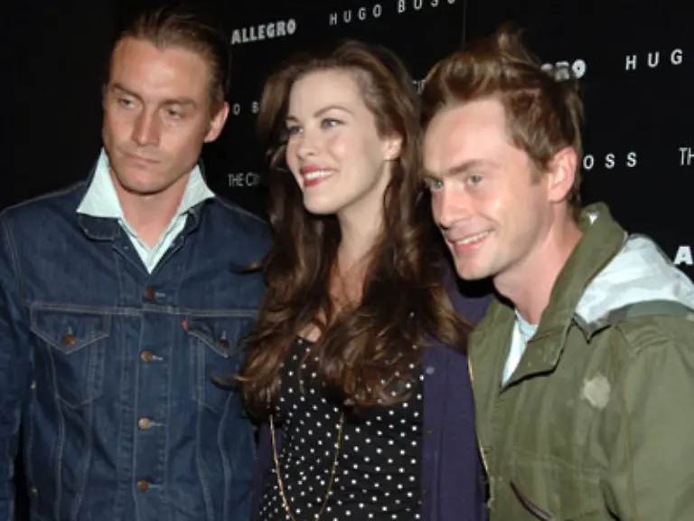 Die-meisten-Maenner-nicht-nur-ihr-Mann-rechts-und-ihr-Schwager-links-sind-sich-wohl-einig-darueber-dass-Liv-Tyler-zu-den-Schoensten-gehoert