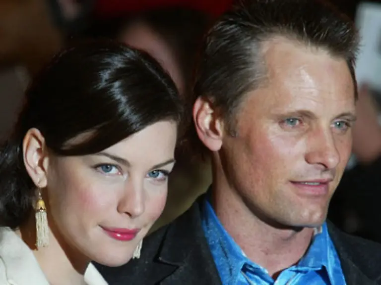Auch-ein-Mann-von-ebenbuertigem-Aussehen-wie-Viggo-Mortensen-zieht-die-Blicke-auf-sich-und-lenkt-so-von-ein-paar-Pfunden-zu-viel-ab