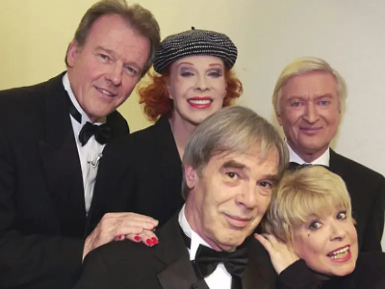 Mit-zahlreichen-Stuecken-ging-sie-auf-Theatertournee-durch-Deutschland-zuletzt-2004-bis-2006-mit-dem-Revival-Stueck-Die-Klimbim-Familie-lebt