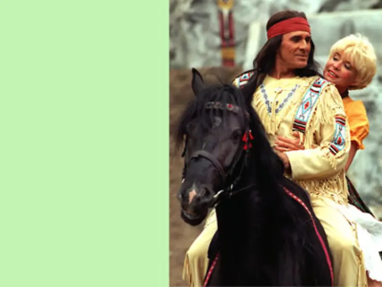 1992-heiratete-Steeger-den-amerikanischen-Indianer-Poeten-und-Umweltschuetzer-Tom-LaBlanc-nicht-im-Bild-sondern-Gojko-Mitic-DDR-Chef-Indianer-ein-Jahr-spaeter-trennte-sie-sich-aber-wieder