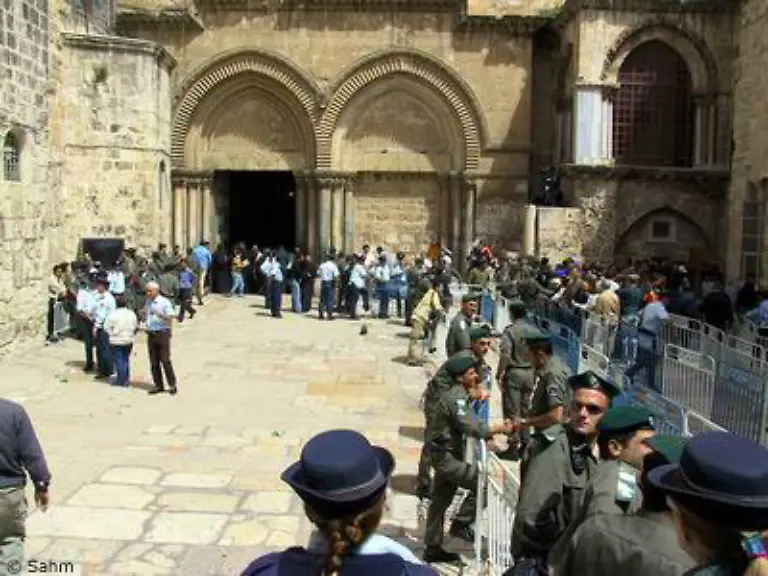 Alljaehrlich-am-Karfreitag-wird-Jesus-erneut-vom-Kreuz-genommen-und-zu-Grabe-getragen-Der-Ritus-beginnt-vor-der-Grabeskirche-in-der-Altstadt-von-Jerusalem
