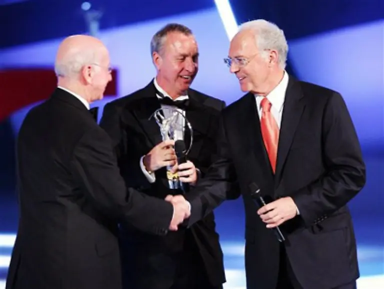 von-seinen-einstigen-Gegenspielern-Johan-Cruyff-und-Bobby-Charlton