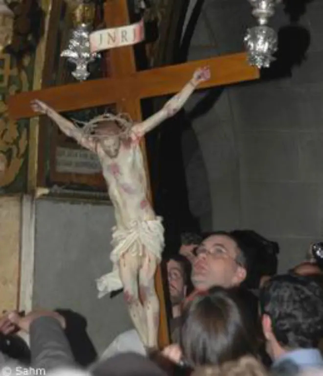 Jesus-wird-am-Kreuz-haengend-hereingetragen