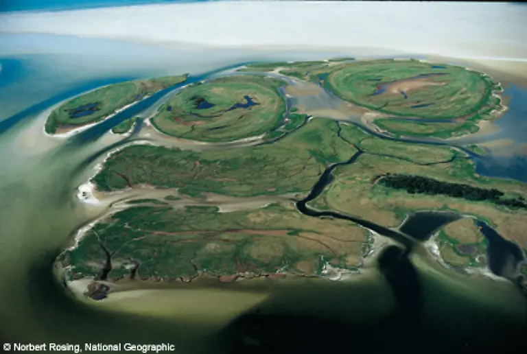 Denn-auch-in-Deutschland-ist-vielfaeltige-Natur-zu-bewundern-Neben-Boddenlandschaften-und-blauen-Lagunen-hier-zwischen-dem-Landfortsatz-Zingst-und-der-Suedspitze-von-Hiddensee