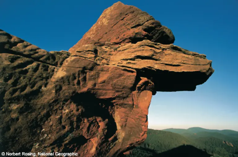 skurril-geformten-Gebirgsfelsen-Buntsandstein-im-Pfaelzer-Wald-kann-man-in-Deutschland-auch-eine